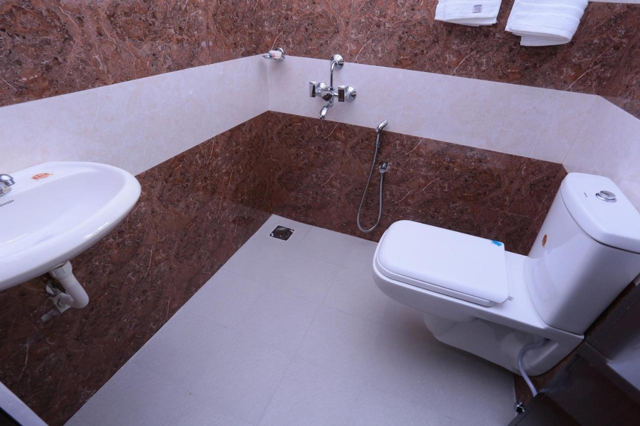 Oyo 26697 United Residency Hotel Kazhakuttam Zewnętrze zdjęcie